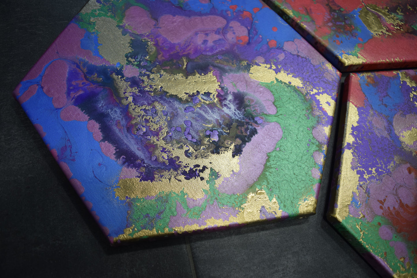 Leinwand Wandbild Acryl Arcylpouring Aryclleinwand mit Gold Highlights "six-colored"