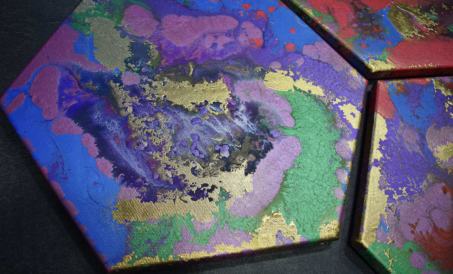 Leinwand Wandbild Acryl Arcylpouring Aryclleinwand mit Gold Highlights "six-colored"